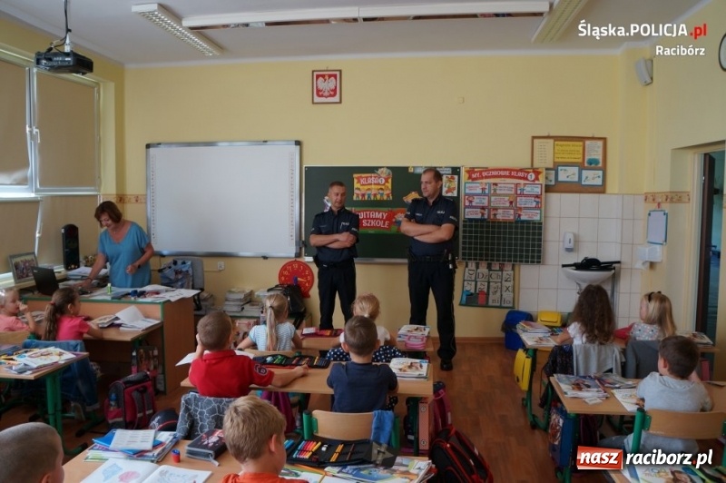 Zdjęcie w galerii na portalu naszraciborz.pl: Bezpieczna droga do szkoły. Raciborscy policjanci spotkali się z uczniami szkół podstawowych wiadomości z regionu