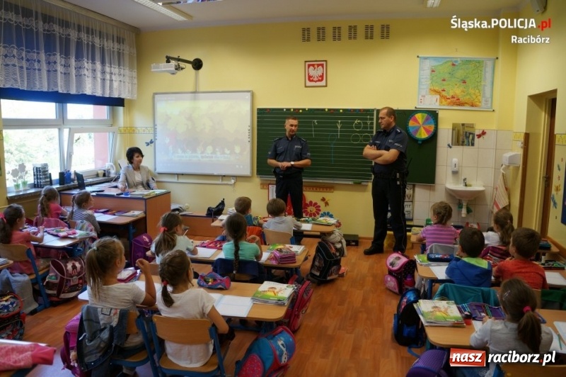 Zdjęcie w galerii na portalu naszraciborz.pl: Bezpieczna droga do szkoły. Raciborscy policjanci spotkali się z uczniami szkół podstawowych wiadomości z regionu
