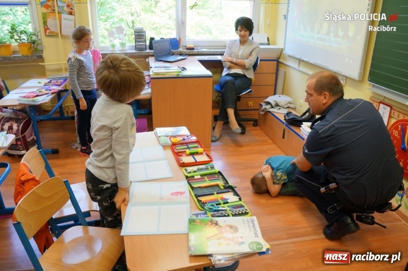 Zdjęcie w galerii na portalu naszraciborz.pl: Bezpieczna droga do szkoły. Raciborscy policjanci spotkali się z uczniami szkół podstawowych wiadomości z regionu