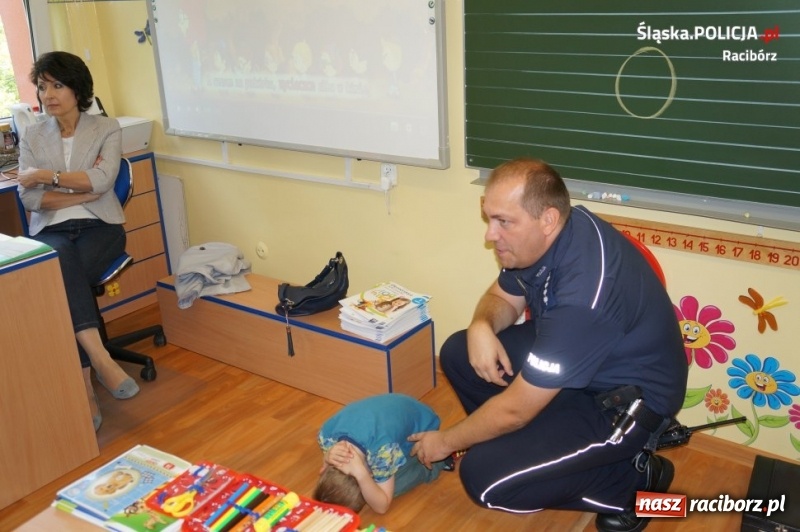 Zdjęcie w galerii na portalu naszraciborz.pl: Bezpieczna droga do szkoły. Raciborscy policjanci spotkali się z uczniami szkół podstawowych wiadomości z regionu