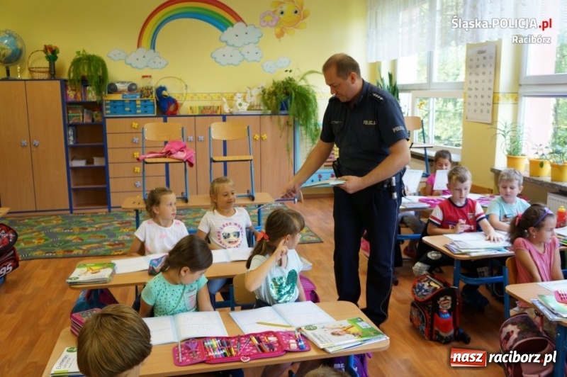 Zdjęcie w galerii na portalu naszraciborz.pl: Bezpieczna droga do szkoły. Raciborscy policjanci spotkali się z uczniami szkół podstawowych wiadomości z regionu