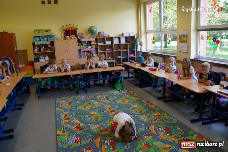 Zdjęcie w galerii na portalu naszraciborz.pl: Bezpieczna droga do szkoły. Raciborscy policjanci spotkali się z uczniami szkół podstawowych wiadomości z regionu