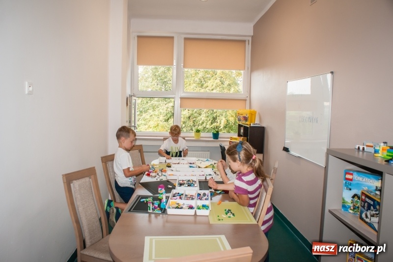 Zdjęcie w galerii na portalu naszraciborz.pl: W SP 1 otwarto Juniorowo, czyli świetlicę inną niż wszystkie wiadomości z regionu