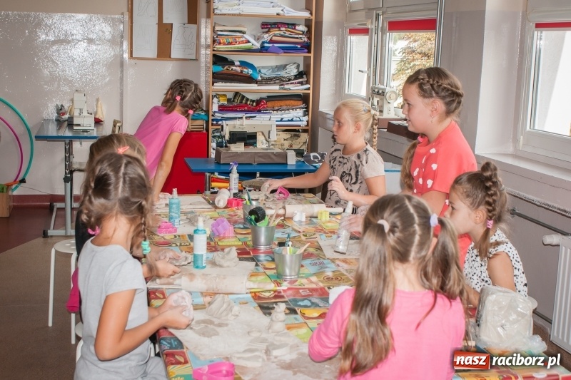 Zdjęcie w galerii na portalu naszraciborz.pl: W SP 1 otwarto Juniorowo, czyli świetlicę inną niż wszystkie wiadomości z regionu