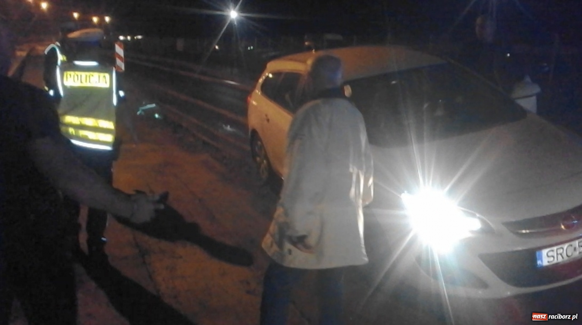 Zdjęcie w galerii na portalu naszraciborz.pl: Dwa uszkodzone samochody na remontowanej Rudzkiej. Opla z uskoku pomagali wyciągać policjanci i strażacy  wiadomości z regionu
