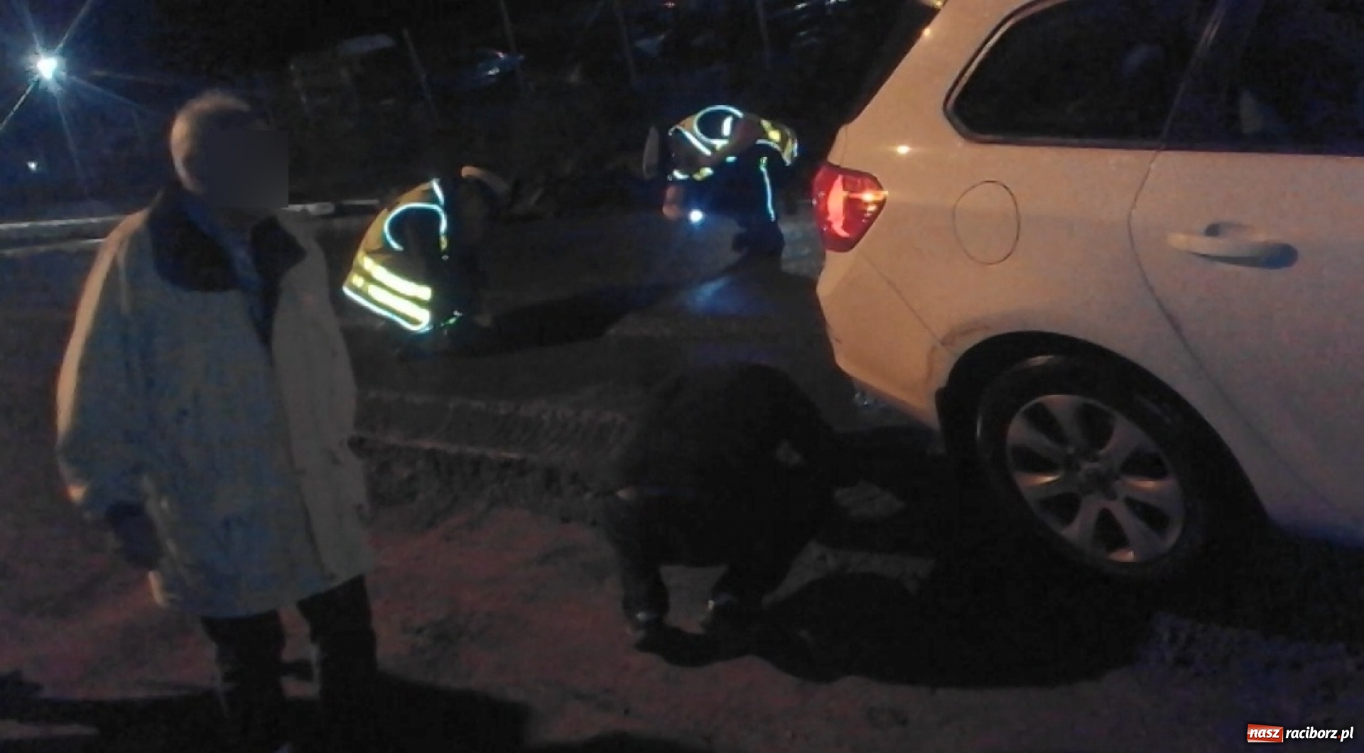 Zdjęcie w galerii na portalu naszraciborz.pl: Dwa uszkodzone samochody na remontowanej Rudzkiej. Opla z uskoku pomagali wyciągać policjanci i strażacy  wiadomości z regionu