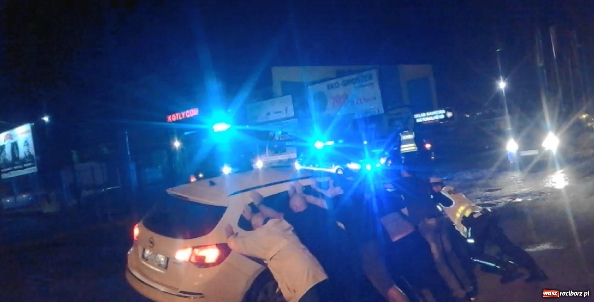 Zdjęcie w galerii na portalu naszraciborz.pl: Dwa uszkodzone samochody na remontowanej Rudzkiej. Opla z uskoku pomagali wyciągać policjanci i strażacy  wiadomości z regionu
