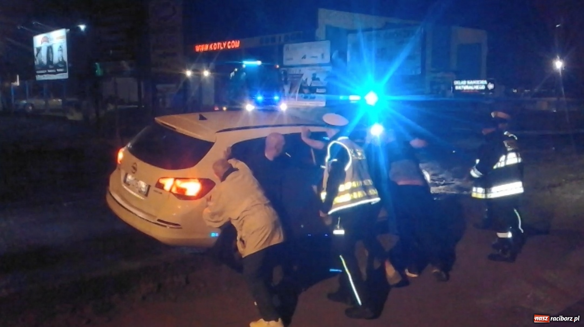 Zdjęcie w galerii na portalu naszraciborz.pl: Dwa uszkodzone samochody na remontowanej Rudzkiej. Opla z uskoku pomagali wyciągać policjanci i strażacy  wiadomości z regionu