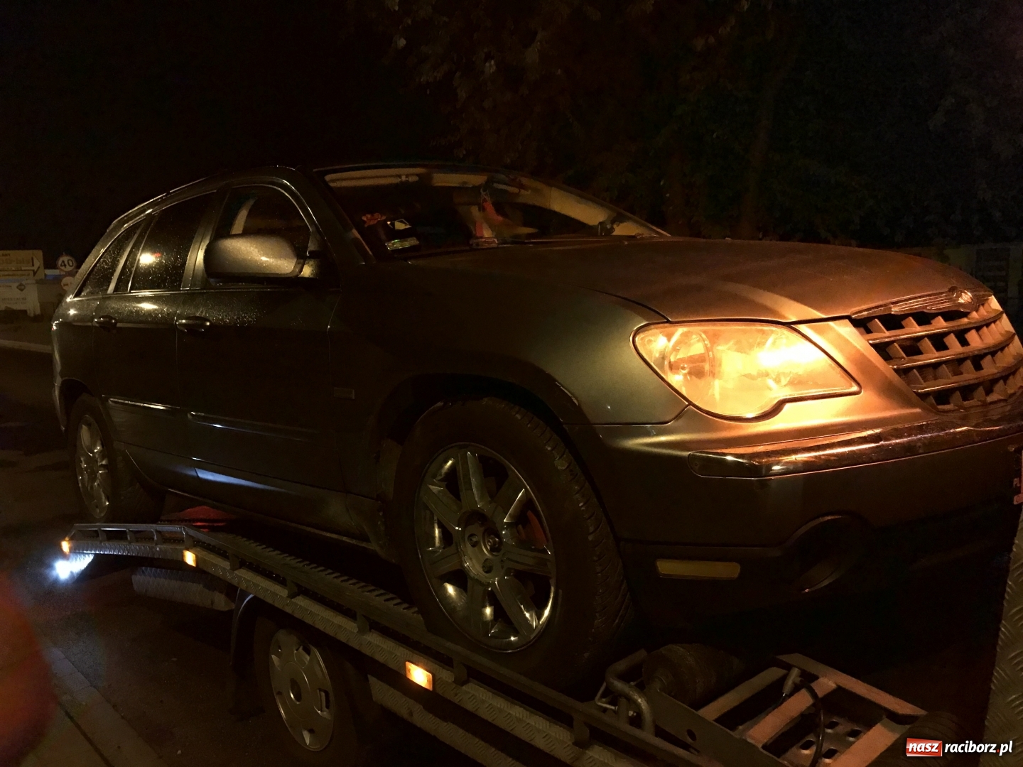 Zdjęcie w galerii na portalu naszraciborz.pl: Dwa uszkodzone samochody na remontowanej Rudzkiej. Opla z uskoku pomagali wyciągać policjanci i strażacy  wiadomości z regionu