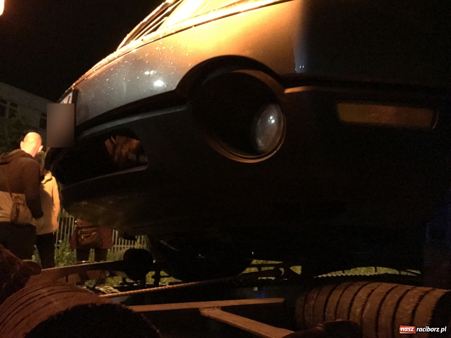 Zdjęcie w galerii na portalu naszraciborz.pl: Dwa uszkodzone samochody na remontowanej Rudzkiej. Opla z uskoku pomagali wyciągać policjanci i strażacy  wiadomości z regionu