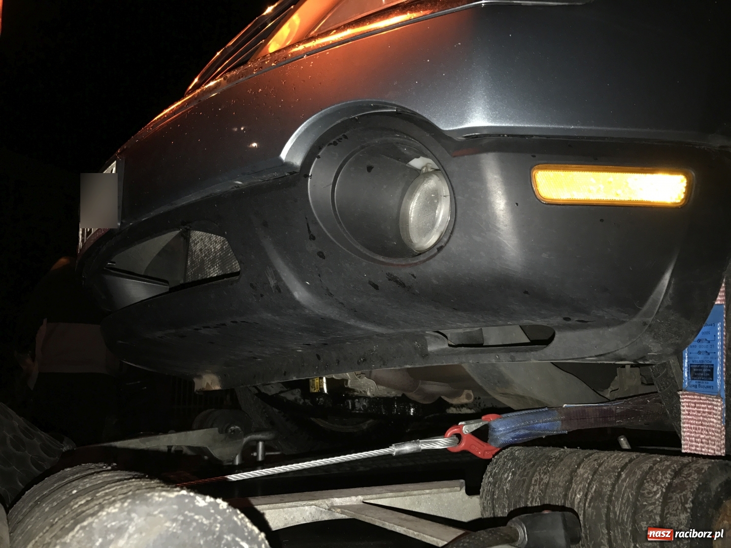 Zdjęcie w galerii na portalu naszraciborz.pl: Dwa uszkodzone samochody na remontowanej Rudzkiej. Opla z uskoku pomagali wyciągać policjanci i strażacy  wiadomości z regionu