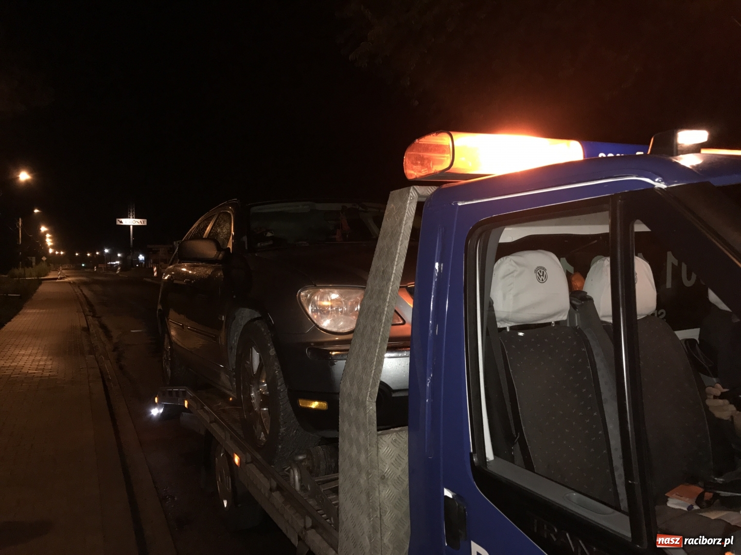 Zdjęcie w galerii na portalu naszraciborz.pl: Dwa uszkodzone samochody na remontowanej Rudzkiej. Opla z uskoku pomagali wyciągać policjanci i strażacy  wiadomości z regionu