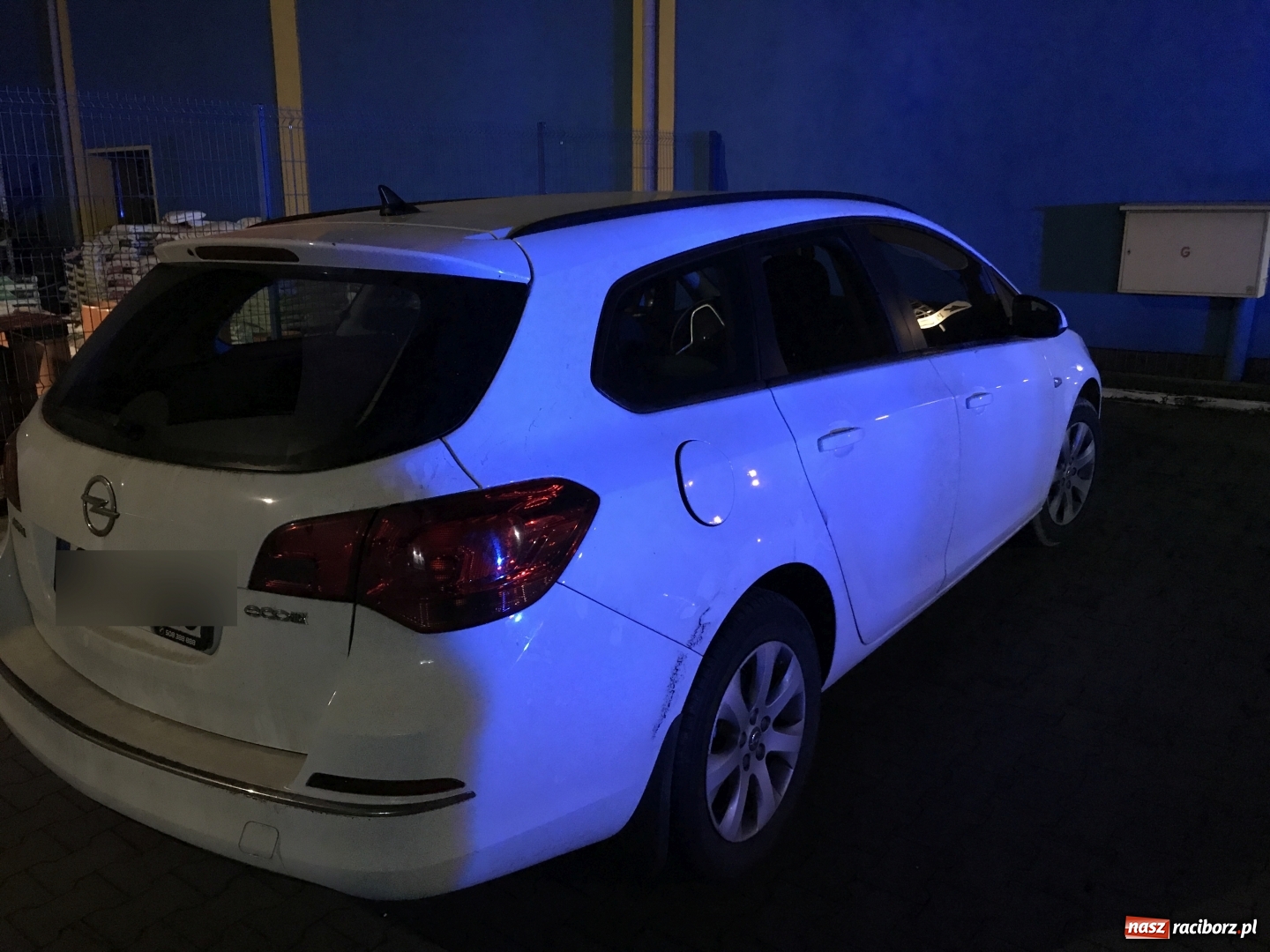 Zdjęcie w galerii na portalu naszraciborz.pl: Dwa uszkodzone samochody na remontowanej Rudzkiej. Opla z uskoku pomagali wyciągać policjanci i strażacy  wiadomości z regionu