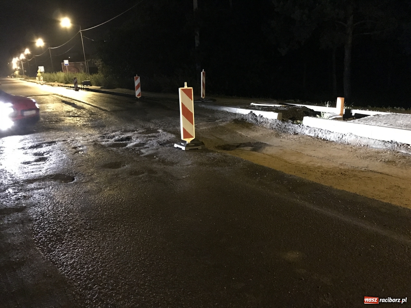 Zdjęcie w galerii na portalu naszraciborz.pl: Dwa uszkodzone samochody na remontowanej Rudzkiej. Opla z uskoku pomagali wyciągać policjanci i strażacy  wiadomości z regionu