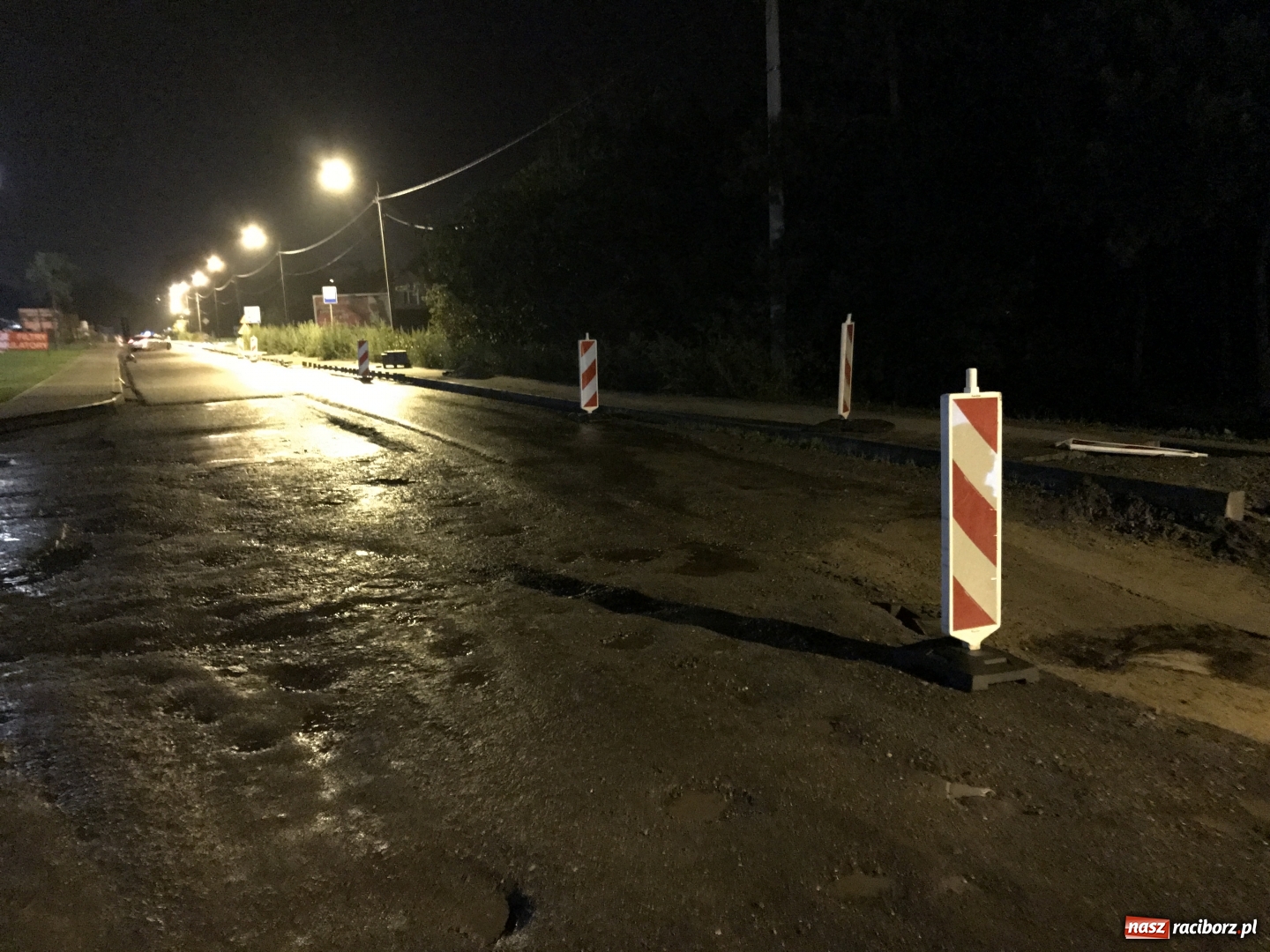 Zdjęcie w galerii na portalu naszraciborz.pl: Dwa uszkodzone samochody na remontowanej Rudzkiej. Opla z uskoku pomagali wyciągać policjanci i strażacy  wiadomości z regionu
