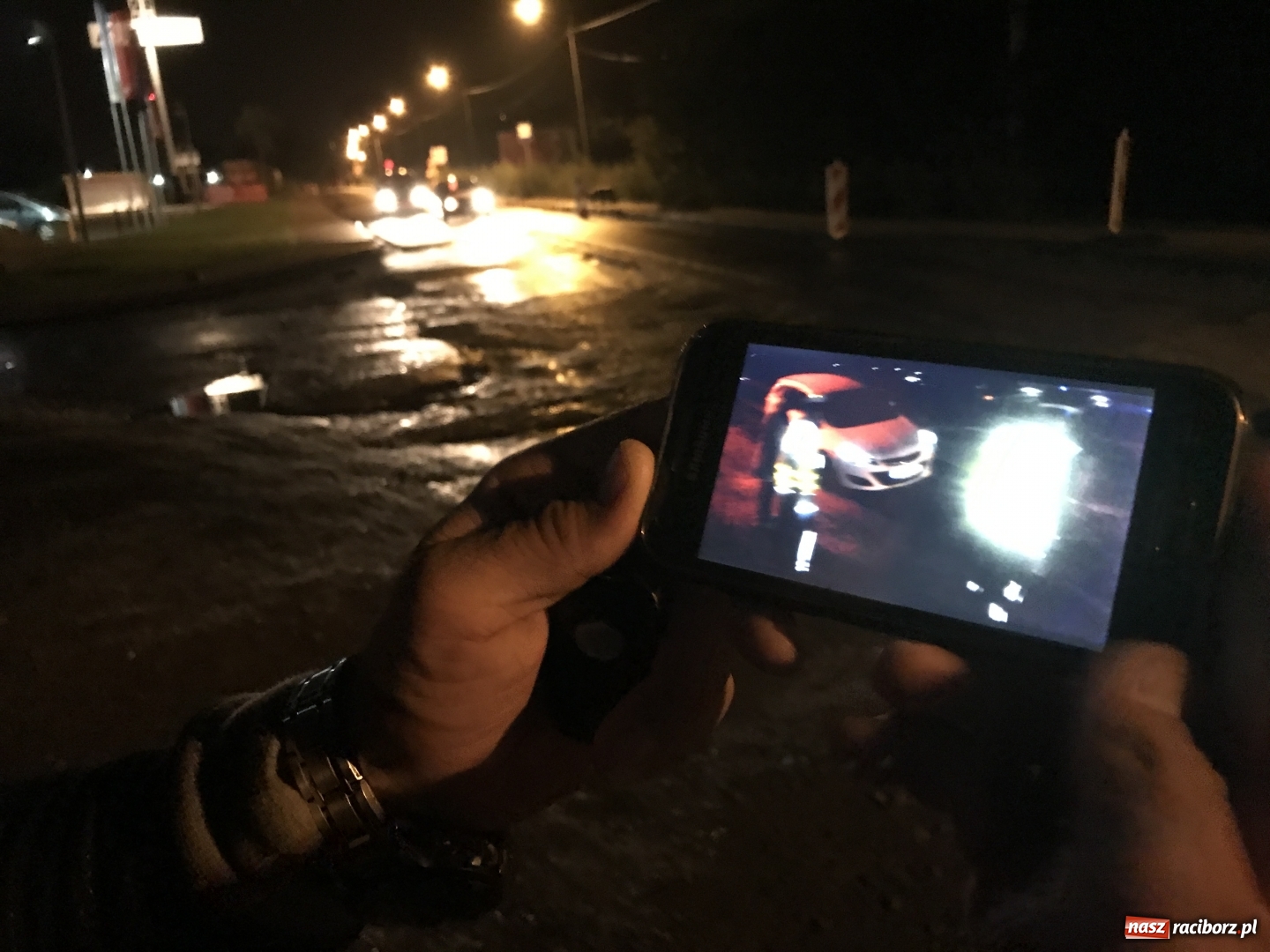 Zdjęcie w galerii na portalu naszraciborz.pl: Dwa uszkodzone samochody na remontowanej Rudzkiej. Opla z uskoku pomagali wyciągać policjanci i strażacy  wiadomości z regionu