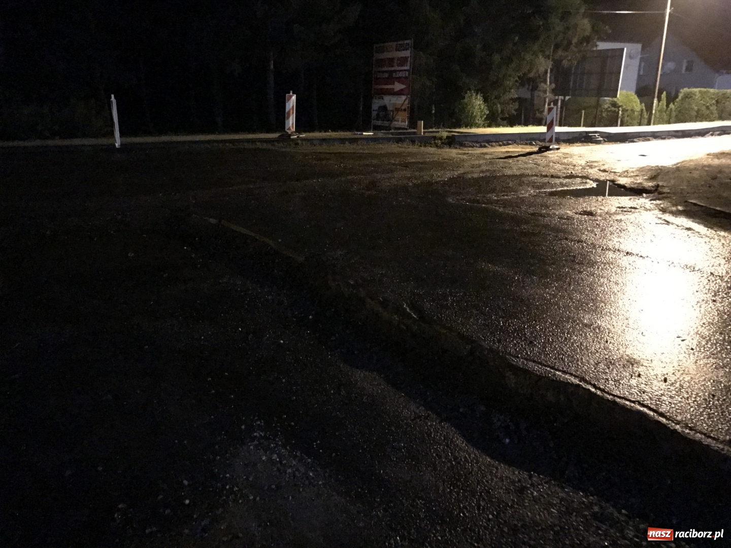 Zdjęcie w galerii na portalu naszraciborz.pl: Dwa uszkodzone samochody na remontowanej Rudzkiej. Opla z uskoku pomagali wyciągać policjanci i strażacy  wiadomości z regionu