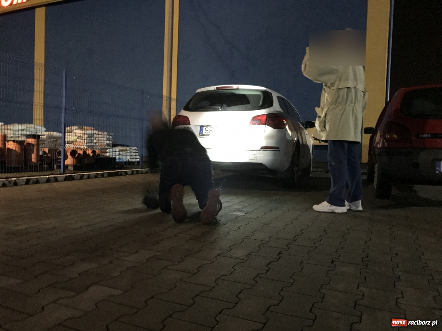 Zdjęcie w galerii na portalu naszraciborz.pl: Dwa uszkodzone samochody na remontowanej Rudzkiej. Opla z uskoku pomagali wyciągać policjanci i strażacy  wiadomości z regionu
