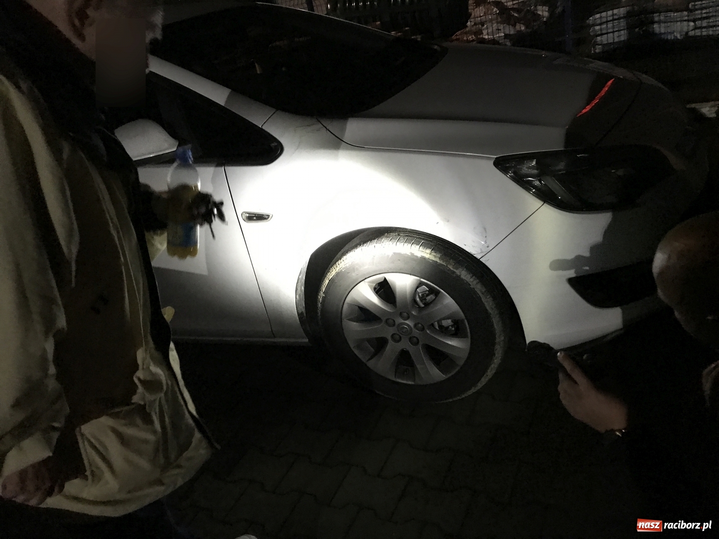Zdjęcie w galerii na portalu naszraciborz.pl: Dwa uszkodzone samochody na remontowanej Rudzkiej. Opla z uskoku pomagali wyciągać policjanci i strażacy  wiadomości z regionu