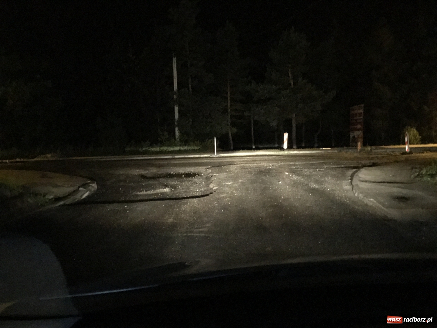 Zdjęcie w galerii na portalu naszraciborz.pl: Dwa uszkodzone samochody na remontowanej Rudzkiej. Opla z uskoku pomagali wyciągać policjanci i strażacy  wiadomości z regionu