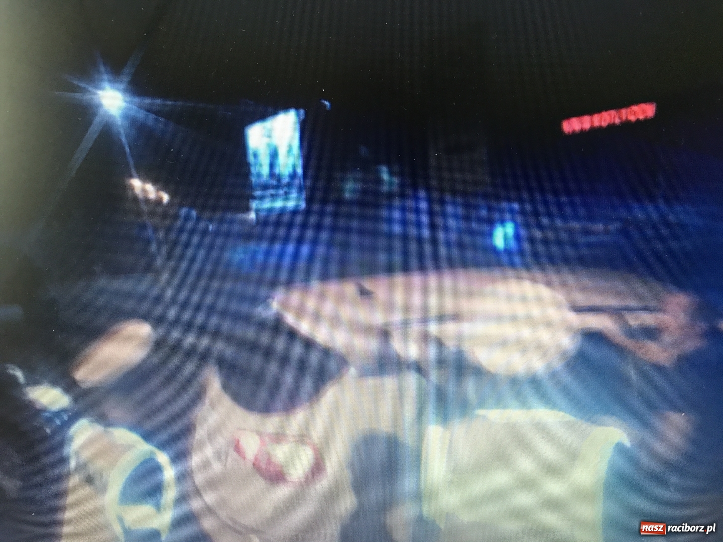 Zdjęcie w galerii na portalu naszraciborz.pl: Dwa uszkodzone samochody na remontowanej Rudzkiej. Opla z uskoku pomagali wyciągać policjanci i strażacy  wiadomości z regionu