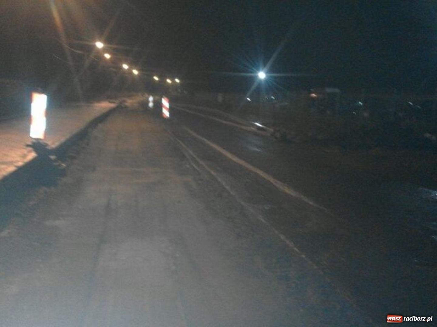 Zdjęcie w galerii na portalu naszraciborz.pl: Dwa uszkodzone samochody na remontowanej Rudzkiej. Opla z uskoku pomagali wyciągać policjanci i strażacy  wiadomości z regionu