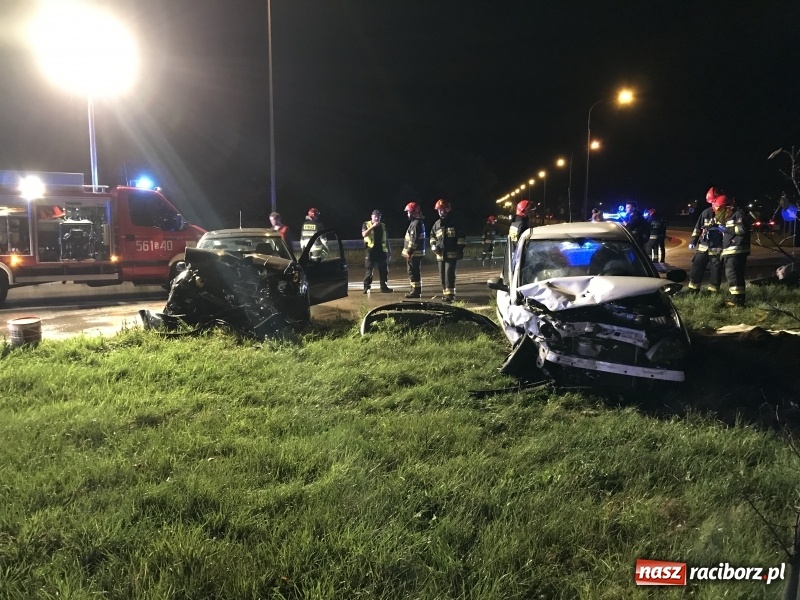 Zdjęcie w galerii na portalu naszraciborz.pl: Czołowe zderzenie corsy i golfa na zakręcie na Piaskowej. Jedna osoba w szpitalu  wiadomości z regionu