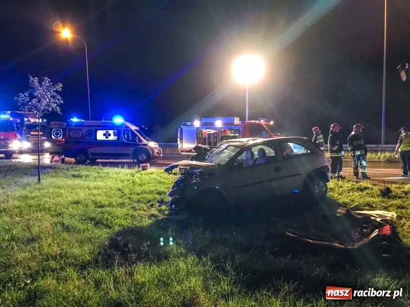 Zdjęcie w galerii na portalu naszraciborz.pl: Czołowe zderzenie corsy i golfa na zakręcie na Piaskowej. Jedna osoba w szpitalu  wiadomości z regionu