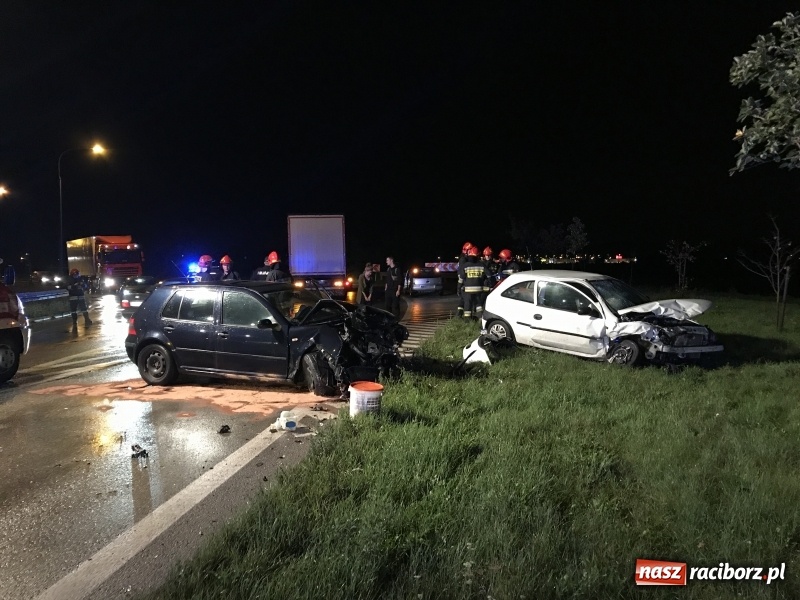 Zdjęcie w galerii na portalu naszraciborz.pl: Czołowe zderzenie corsy i golfa na zakręcie na Piaskowej. Jedna osoba w szpitalu  wiadomości z regionu