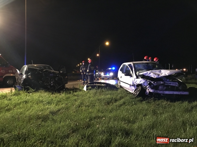 Zdjęcie w galerii na portalu naszraciborz.pl: Czołowe zderzenie corsy i golfa na zakręcie na Piaskowej. Jedna osoba w szpitalu  wiadomości z regionu