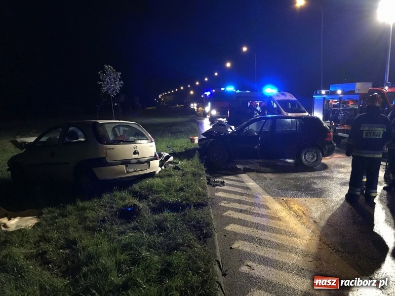 Zdjęcie w galerii na portalu naszraciborz.pl: Czołowe zderzenie corsy i golfa na zakręcie na Piaskowej. Jedna osoba w szpitalu  wiadomości z regionu