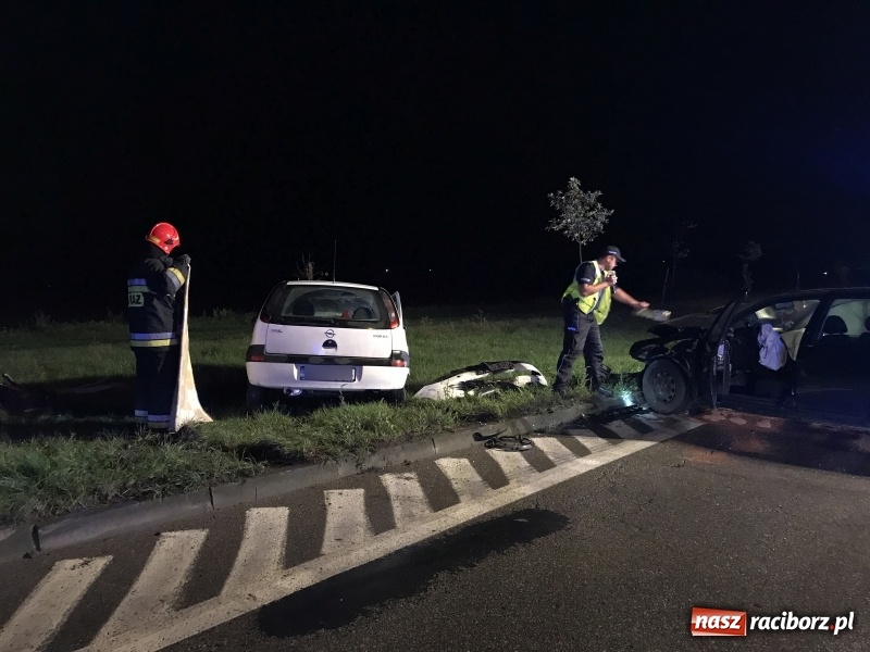 Zdjęcie w galerii na portalu naszraciborz.pl: Czołowe zderzenie corsy i golfa na zakręcie na Piaskowej. Jedna osoba w szpitalu  wiadomości z regionu
