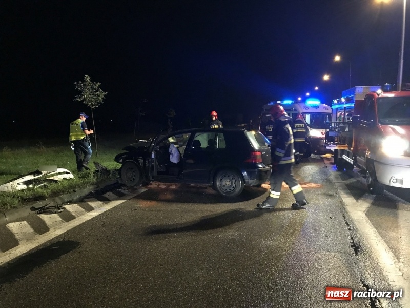 Zdjęcie w galerii na portalu naszraciborz.pl: Czołowe zderzenie corsy i golfa na zakręcie na Piaskowej. Jedna osoba w szpitalu  wiadomości z regionu