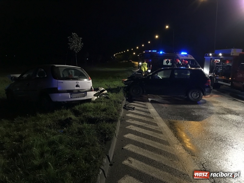 Zdjęcie w galerii na portalu naszraciborz.pl: Czołowe zderzenie corsy i golfa na zakręcie na Piaskowej. Jedna osoba w szpitalu  wiadomości z regionu