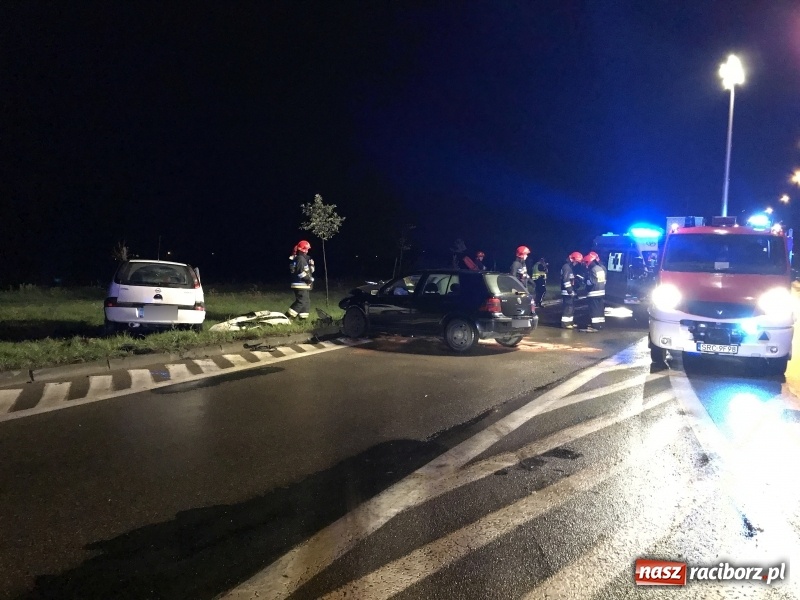 Zdjęcie w galerii na portalu naszraciborz.pl: Czołowe zderzenie corsy i golfa na zakręcie na Piaskowej. Jedna osoba w szpitalu  wiadomości z regionu
