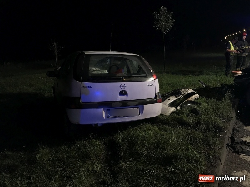 Zdjęcie w galerii na portalu naszraciborz.pl: Czołowe zderzenie corsy i golfa na zakręcie na Piaskowej. Jedna osoba w szpitalu  wiadomości z regionu