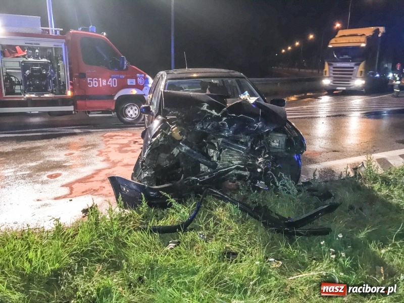 Zdjęcie w galerii na portalu naszraciborz.pl: Czołowe zderzenie corsy i golfa na zakręcie na Piaskowej. Jedna osoba w szpitalu  wiadomości z regionu