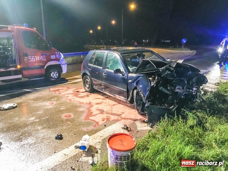 Zdjęcie w galerii na portalu naszraciborz.pl: Czołowe zderzenie corsy i golfa na zakręcie na Piaskowej. Jedna osoba w szpitalu  wiadomości z regionu