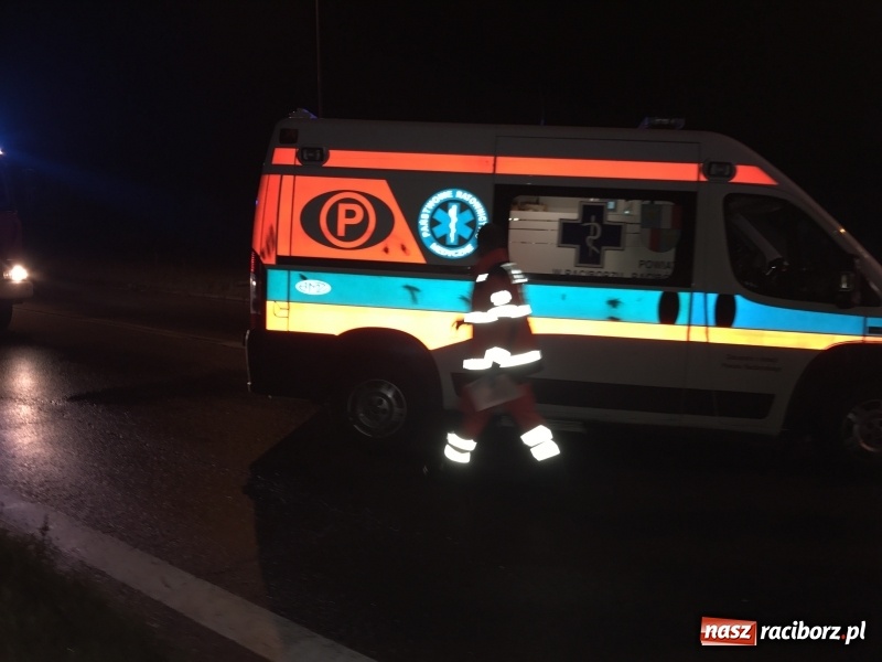 Zdjęcie w galerii na portalu naszraciborz.pl: Czołowe zderzenie corsy i golfa na zakręcie na Piaskowej. Jedna osoba w szpitalu  wiadomości z regionu