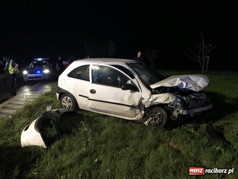 Zdjęcie w galerii na portalu naszraciborz.pl: Czołowe zderzenie corsy i golfa na zakręcie na Piaskowej. Jedna osoba w szpitalu  wiadomości z regionu