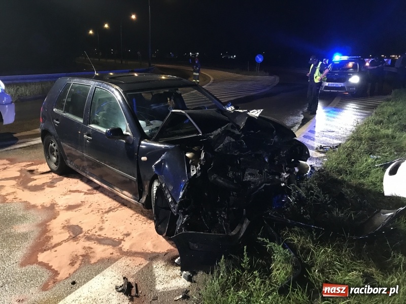 Zdjęcie w galerii na portalu naszraciborz.pl: Czołowe zderzenie corsy i golfa na zakręcie na Piaskowej. Jedna osoba w szpitalu  wiadomości z regionu