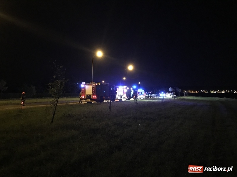 Zdjęcie w galerii na portalu naszraciborz.pl: Czołowe zderzenie corsy i golfa na zakręcie na Piaskowej. Jedna osoba w szpitalu  wiadomości z regionu