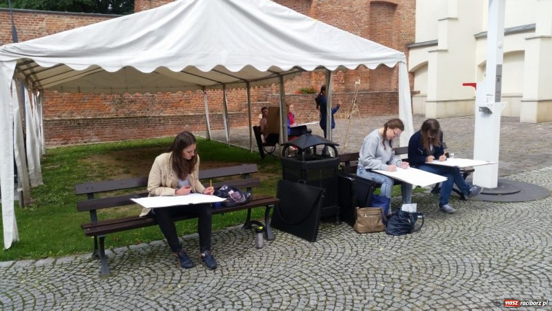 Zdjęcie w galerii na portalu naszraciborz.pl: Architektoniczny plener w centrum miasta  wiadomości z regionu