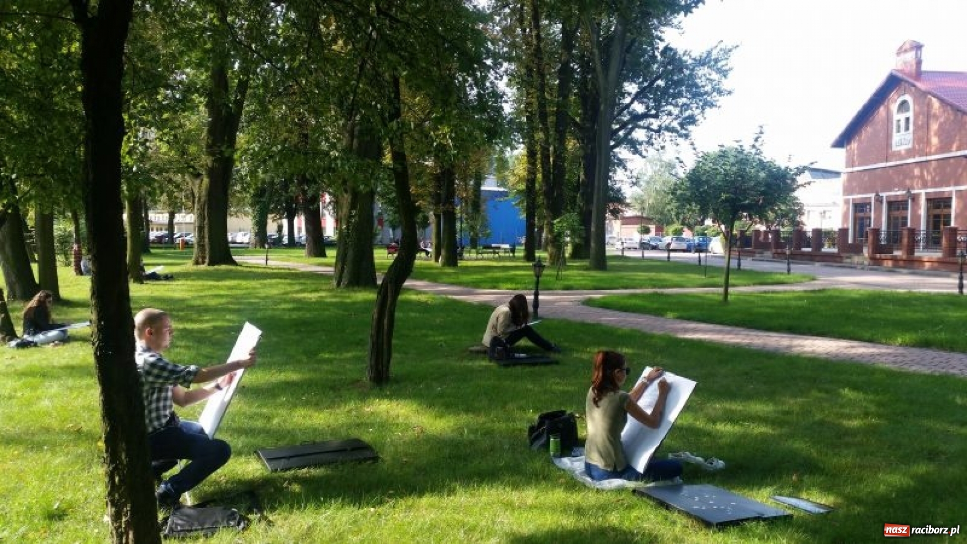 Zdjęcie w galerii na portalu naszraciborz.pl: Architektoniczny plener w centrum miasta  wiadomości z regionu