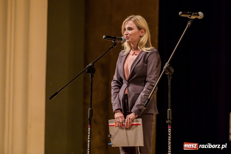 Zdjęcie w galerii na portalu naszraciborz.pl: Stypendia dla najlepszych uczniów raciborskich szkół rozdane  wiadomości z regionu