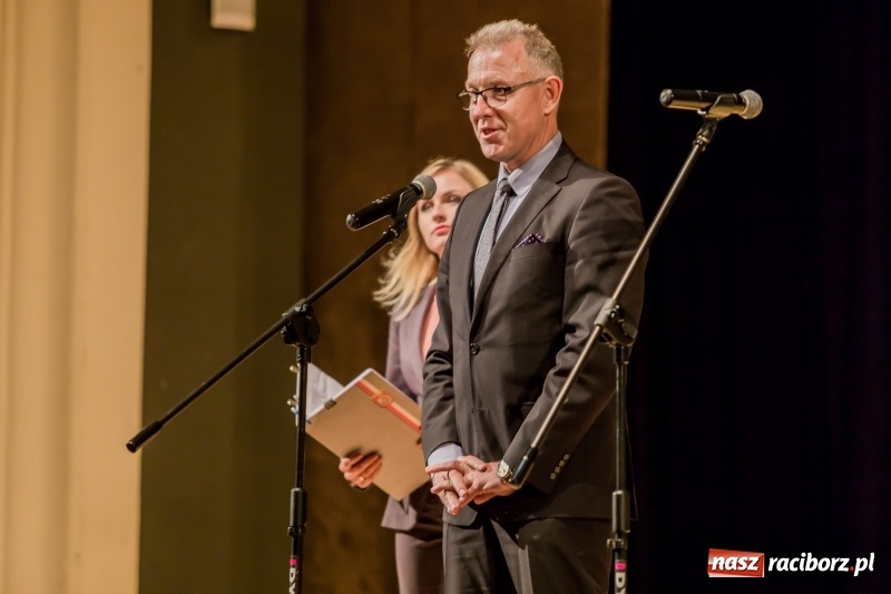 Zdjęcie w galerii na portalu naszraciborz.pl: Stypendia dla najlepszych uczniów raciborskich szkół rozdane  wiadomości z regionu