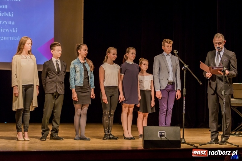 Zdjęcie w galerii na portalu naszraciborz.pl: Stypendia dla najlepszych uczniów raciborskich szkół rozdane  wiadomości z regionu