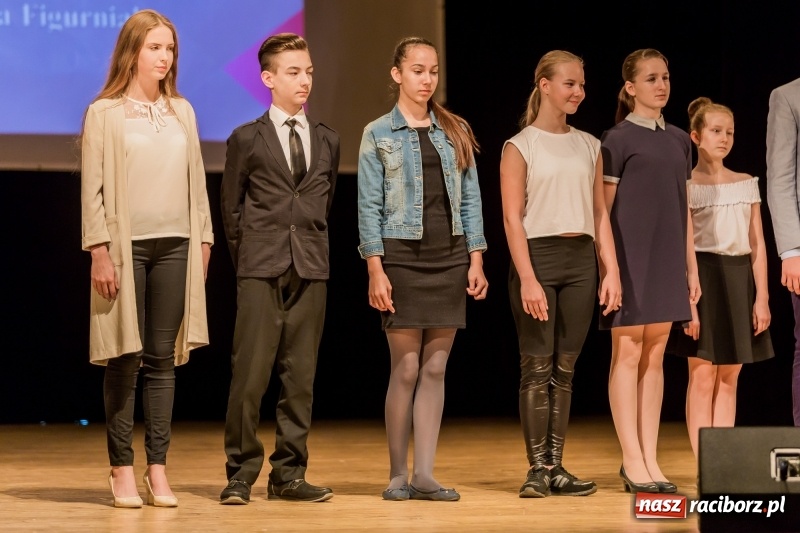 Zdjęcie w galerii na portalu naszraciborz.pl: Stypendia dla najlepszych uczniów raciborskich szkół rozdane  wiadomości z regionu