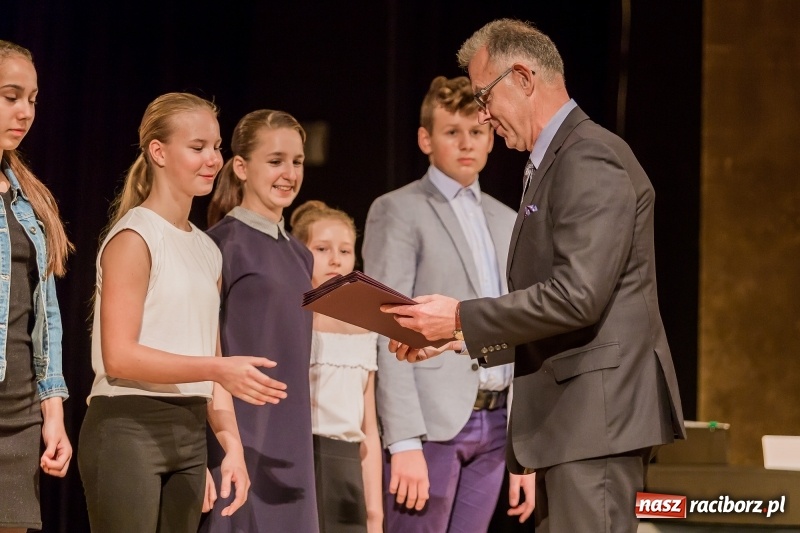 Zdjęcie w galerii na portalu naszraciborz.pl: Stypendia dla najlepszych uczniów raciborskich szkół rozdane  wiadomości z regionu