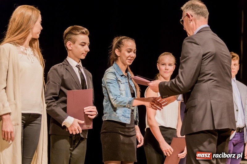 Zdjęcie w galerii na portalu naszraciborz.pl: Stypendia dla najlepszych uczniów raciborskich szkół rozdane  wiadomości z regionu